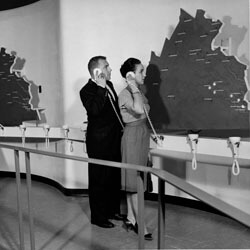 Richmond Times-Dispatch, Couple looking at map at the Richmond Civil War Centennial Center, Richmond, Virginia, c. 1965. Courtesy of the Valentine Richmond History Center.