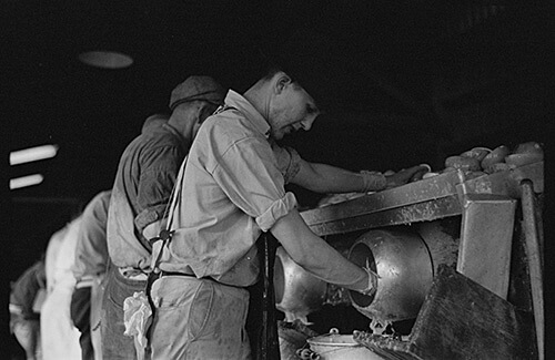 Arthur Rothstein. Juicers in the grapefruit canning plant at Winter Haven, Florida. Many of these men are migrants, January 1937. Library of Congress Prints and Photographs Division, FSA/OWI Black & White Negatives Collection, LC-USF33-002370-M2. Arthur Rothstein. Juicers in the grapefruit canning plant at Winter Haven, Florida. Many of these men are migrants, January 1937. Library of Congress Prints and Photographs Division, FSA/OWI Black & White Negatives Collection, LC-USF33-002370-M2.