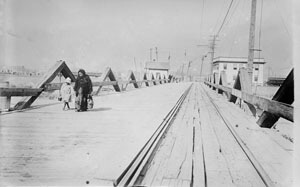 El Paso to Juarez bridge, c. 1915. Courtesy of the Bain Collection, Library of Congress, LC-B2-2964-12.