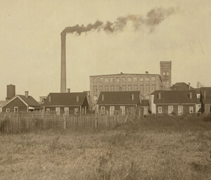 Lewis W. Hine, "Hell's Half Acre," a row of houses at the edge of the mill settlement at Avondale, Birmingham, Alabama, 1910. Courtesy of the Library of Congress, National Child Labor Committee Collection.