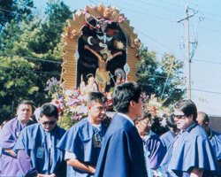 Procession for the Peruvian celebration of the feast day of El Señor de los Milagros. Doraville, Georgia. Photo by Mary Odem, 2000 Procession for the Peruvian celebration of the feast day of El Señor de los Milagros. Doraville, Georgia. Photo by Mary Odem, 2000