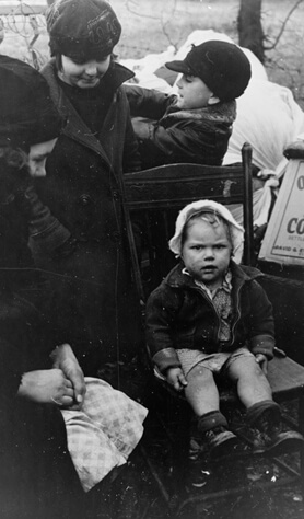 Arthur Rothstein, Evicted sharecroppers along Highway 60, New Madrid County, Missouri, January 1939, FSA-OWI Collection, Library of Congress, LC-USF33- 002919-M3.