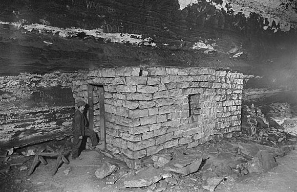 C. Frank Dunn, Consumptive Hut, Edmonson County, Kentucky, 1900-1954. Courtesy, Kentucky Historical Society.