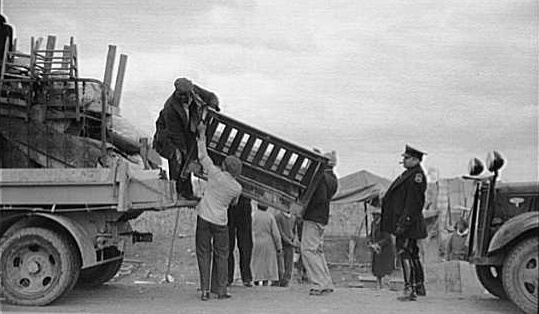 Arthur Rothstein, State highway officials moving evicted sharecroppers away from roadside to area between the levee and the Mississippi River, New Madrid County, Missouri, January 1939, FSA-OWI Collection, Library of Congress, LC-USF33- 002932-M2.