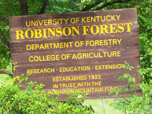 Robinson forest sign in Robinson Forest, Kentucky, June 10, 2008. Photograph by Wikipedia user J654567. Courtesy of Wikimedia Commons. Robinson forest sign in Robinson Forest, Kentucky, June 10, 2008. Photograph by Wikipedia user J654567. Courtesy of Wikimedia Commons.
