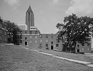 West front elevation, Techwood Homes, Building No. 2. Atlanta, Georgia, June 1993. Library of Congress Prints and Photographs Division, HABS GA,61-ATLA,60D--1.